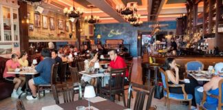 La vida nocturna regresa al sur de Florida, todavía marcada por la COVID-19 restaurante