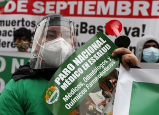 Médicos vuelven a la huelga en Perú, el país con mayor mortalidad de COVID-19 medicos peru