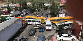 Transportistas hondureños bloquean calles para exigir ayuda estatal y trabajo