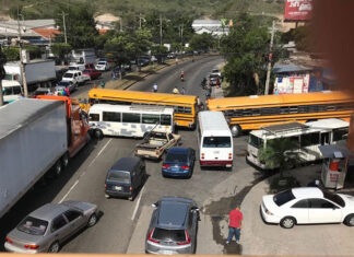 Transportistas hondureños bloquean calles para exigir ayuda estatal y trabajo