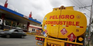 Largas filas de cisternas esperan al escasear el diesel en parte de Bolivia