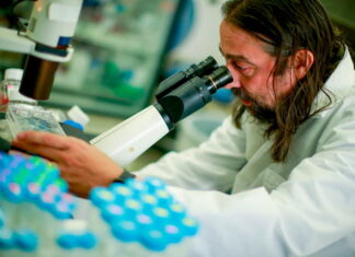 Científicos diseñan prueba para detectar coronavirus con la saliva