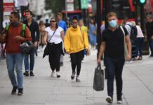 El mundo alcanza 32,7 millones de casos de COVID y supera las 990.000 muertes