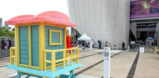 Estatuas derritiéndose al sol, una imagen para alertar de la crisis climática