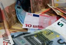 El euro cae tras la bajada de la confianza inversora en Alemania