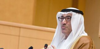 El ministro de Salud emiratí se pone la vacuna contra la COVID-19