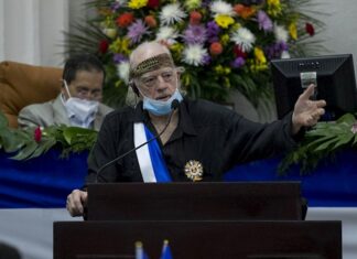 Nicaragua condecora a veterano de la guerra de Vietnam, crítico de Trump