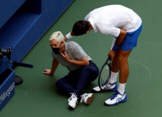 Djokovic descalificado por dar un pelotazo a una jueza de línea