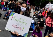 Los jóvenes exigen justicia climática en protestas condicionadas por COVID-19