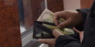 Inmigrantes en EEUU mandan cifras récord en remesas pese a golpe de COVID-19