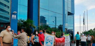 Sindicalistas protestan por no incluir a empleados en acuerdos de aumentos salariales