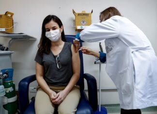 Recomiendan en EEUU vacunar primero a sanitarios y a ancianos en residencias