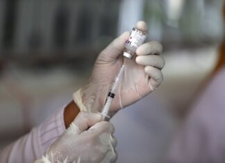 Farmacéuticas buscan despejar dudas sobre proceso de búsqueda de una vacuna