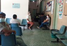 Falta de médicos desespera a pacientes en el centro de salud, en Tela