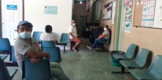 Falta de médicos desespera a pacientes en el centro de salud, en Tela