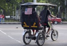 El nuevo embajador de Suecia en Guatemala entra al país en bici taxi