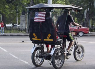 El nuevo embajador de Suecia en Guatemala entra al país en bici taxi