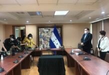 Fiscales del Ministerio Público en la oficina del canciller Lisandro Rosales