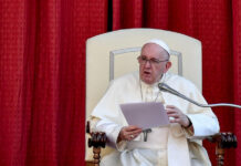 El Papa critica que la gente se vaya de vacaciones sin cumplir restricciones