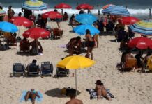 Las playas vuelven a llenarse en un Brasil de fiesta en plena pandemia