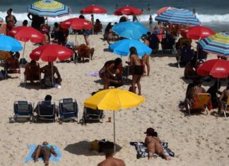 Las playas vuelven a llenarse en un Brasil de fiesta en plena pandemia