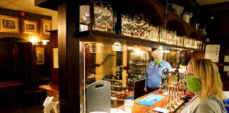 Inglaterra estudia el cierre de bares y restaurantes para contener el virus pub