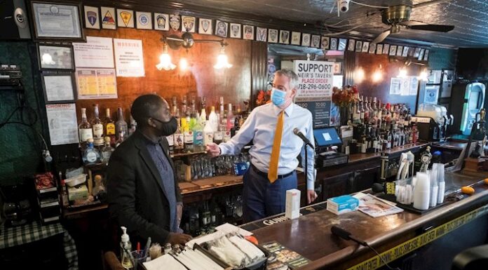 El alcalde de Nueva York amenaza con restricciones si los casos de covid-19 aumentan más Bill de Blasio