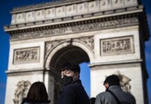 París cierra bares y limita restaurantes y facultades para frenar la pandemia