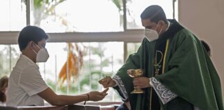 La Iglesia Católica de Nicaragua vuelve a recibir a feligreses en las misas padre catolico covid