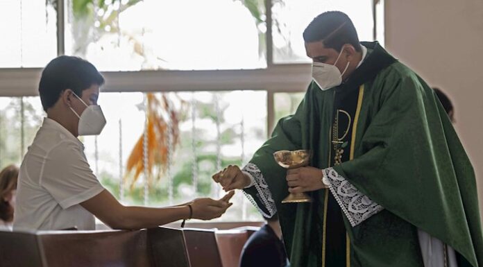 La Iglesia Católica de Nicaragua vuelve a recibir a feligreses en las misas padre catolico covid