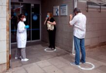 Científicos dicen hay evidencia abrumadora de transmisión de COVID por aire