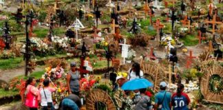 Mexicanos apuran últimas horas antes del cierre de cementerios