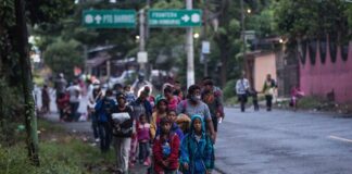 Migrantes hondureños se separan en Guatemala pero siguen firmes rumbo a EE. UU.