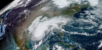 El huracán Delta, de categoría 2, toca tierra en el suroeste de Luisiana