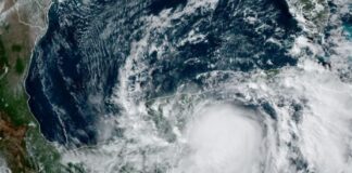 Huracán Zeta muy cerca de la Península de Yucatán y a punto de tocar tierra