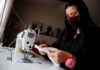 Mascarillas de seda, la apuesta de una joven chilena para bodas en pandemia