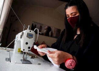 Mascarillas de seda, la apuesta de una joven chilena para bodas en pandemia