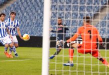 La Real Sociedad aguanta al Nápoles al descanso en un partido accidentado