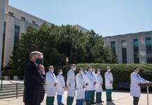 Trump «no está fuera de peligro» pese a salir del hospital, dice su médico