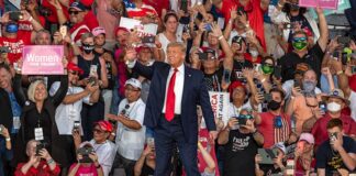 Trump insinúa que teme perder las elecciones al comenzar una gira de campaña