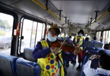 Con humor y cantos, artistas promueven medidas ante la covid en El Salvador El Profe Grillo