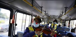 Con humor y cantos, artistas promueven medidas ante la covid en El Salvador El Profe Grillo