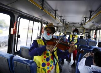 Con humor y cantos, artistas promueven medidas ante la covid en El Salvador El Profe Grillo