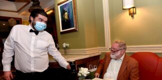 Irlanda prohíbe las visitas a domicilios en todo el país camarero