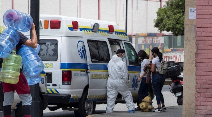 Italia suma 8.913 casos y 298 muertos y la tasa de positividad llega al 15 %