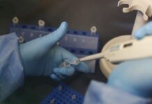 Eli Lilly frena los ensayos de terapia para la COVID-19 que elogió Trump por seguridad Eli Lilly