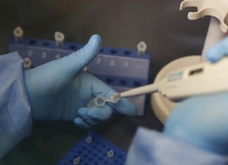Eli Lilly frena los ensayos de terapia para la COVID-19 que elogió Trump por seguridad Eli Lilly