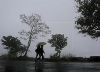 Presidente de Honduras pide precaución por efectos de depresión tropical 25