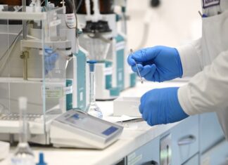 Optimismo sobre la vacuna de Oxford, que puede ser aprobada a fin de año laboratorio