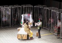 El teatro vuelve a Sao Paulo con cabinas de plástico para sus espectadores Espectadores